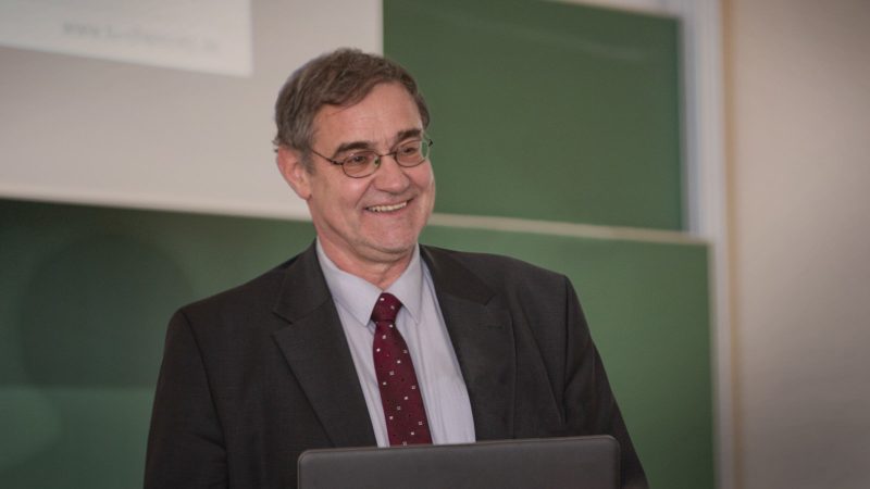 Studiengangsleiter der Fernstudiengänge im Bereich Management Prof. Dr. Uwe Götze